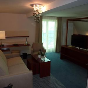 Zimmer mit Kingsize-Bett